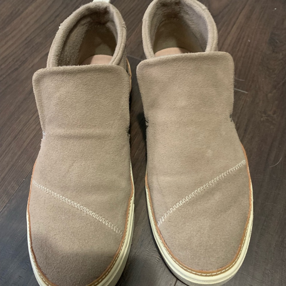 LIKE NEW. Tom’s Paxton slip on, size 9